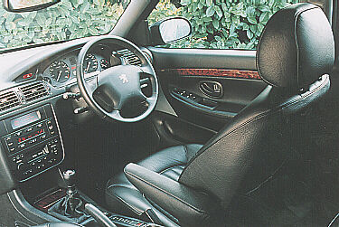 Palubní deska ke konci výroby , stejná použita v Peugeot 406